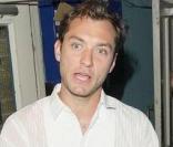 Jude Law à la sortie du théâtre hier soir à Londres