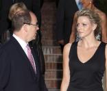 Le Prince Albert et sa compagne Charlene Wittstock lors du cocktail organisé par l'Amaury Sport Organisation, au Monte-Carlo Bay Hotel, le 3 juillet 2009