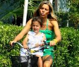 Andrea Pirlo passe de jolies vacances en Italie avec sa femme Deborah, leur fille Angela et leur fils Niccolo. 06/07/09