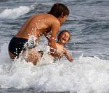 Andrea Pirlo passe de jolies vacances en Italie avec sa femme Deborah, leur fille Angela et leur fils Niccolo. 06/07/09
