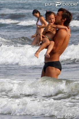 Andrea Pirlo passe de jolies vacances en Italie avec sa femme Deborah, leur fille Angela et leur fils Niccolo. 06/07/09
