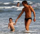 Andrea Pirlo passe de jolies vacances en Italie avec sa femme Deborah, leur fille Angela et leur fils Niccolo. 06/07/09