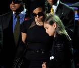 Paris Jackson pose sa tête sur l'épaiule de sa tante Janet au Staples Center