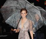 Première de  Harry Potter et le Prince de Sang-Mêlé  à Londres, Leicester Square, le 7 juillet 2009 : Emma Watson, à l'abri ! 