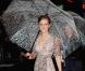 Première de  Harry Potter et le Prince de Sang-Mêlé  à Londres, Leicester Square, le 7 juillet 2009 : Emma Watson, à l"abri ! 