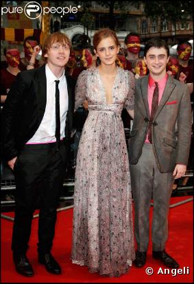 Première de  Harry Potter et le Prince de Sang-Mêlé  à Londres, Leicester Square, le 7 juillet 2009 : Rupert Grint, Emma Watson et Daniel Radcliffe, un peu humides !