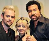 Joel Madden, sa compagne Nicole Richie et le père de cette dernière, le célèbre chanteur Lionel Richie, en backstage lors de l'hommage à Michael Jackson au Staples Center de Los Angeles