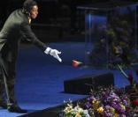 Jermaine Jackson lance une rose sur le cercueil de son frère au Staples Center