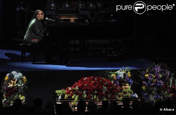 Stevie Wonder chantant près du cercueil de son ami Michael Jackson au Staples Center
