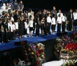 Un formidable moment au Staples Center lors de la chanson Heal The World 