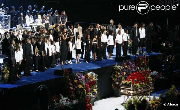 Un formidable moment au Staples Center lors de la chanson Heal The World 