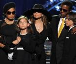 Paris et Prince Michael entourés par les frères et soeurs de Michael Jackson au Staples Center