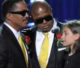Paris entouré de la famille Jackson au Staples Center