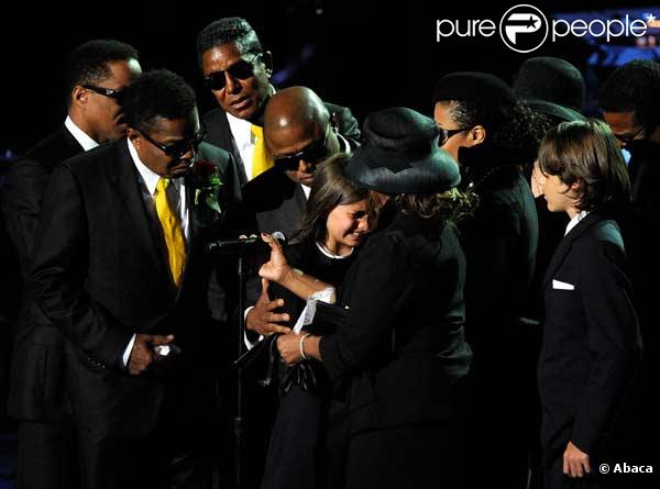 Paris Jackson ne peut contenir ses larmes et s'effondre dans les bras de ses tantes au Staples Center