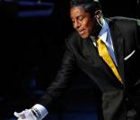 Jermaine Jackson lance une rose sur le cercueil de son frère hier soir au Staples Center