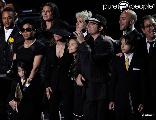 Le clan Jackson très uni hier soir au Staples Center avec les enfants du roi de la pop 