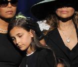 Paris dans les bras de sa tante Janet et à côté de son frère Blanket, un peu effrayé par la foule au Staples Center