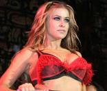 La bombesque Carmen Electra... de retour sur scène !