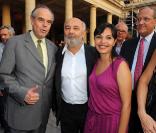 Frédéric Mitterrand lors de la célébration des 25 ans de la Fête du cinéma rue de Valois, ici avec Gérard Jugnot et Saïda Jawad le 1er juillet 2009 