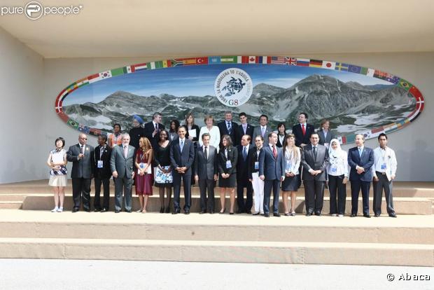 Barack Obama et Nicolas Sarkozy ont semblé apprécier la présence de la jeune Brésilienne Mayara Tavares, en prune sur la photo, lors du G8 à L'Aquila
