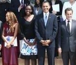 Barack Obama et Nicolas Sarkozy ont semblé apprécier la présence de la jeune Brésilienne Mayara Tavares, en prune sur la photo, lors du G8 à L'Aquila