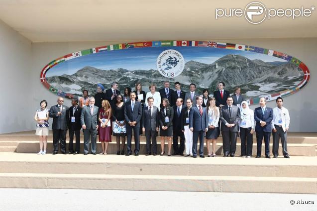 Barack Obama et Nicolas Sarkozy ont semblé apprécier la présence de la jeune Brésilienne Mayara Tavares, en prune sur la photo, lors du G8 à L'Aquila