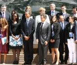 Barack Obama et Nicolas Sarkozy ont semblé apprécier la présence de la jeune Brésilienne Mayara Tavares, en prune sur la photo, lors du G8 à L'Aquila