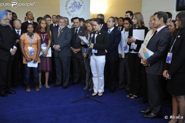 Barack Obama et Nicolas Sarkozy ont semblé apprécier la présence de la jeune Brésilienne Mayara Tavares, en prune sur la photo, lors du G8 à L'Aquila