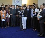 Barack Obama et Nicolas Sarkozy ont semblé apprécier la présence de la jeune Brésilienne Mayara Tavares, en prune sur la photo, lors du G8 à L'Aquila