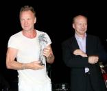 Sting honoré par Zucchero et Paul Haggis, lors du 7e Festival Global Music et Cinéma, à Ischia, en Italie, le 12 juillet 2009