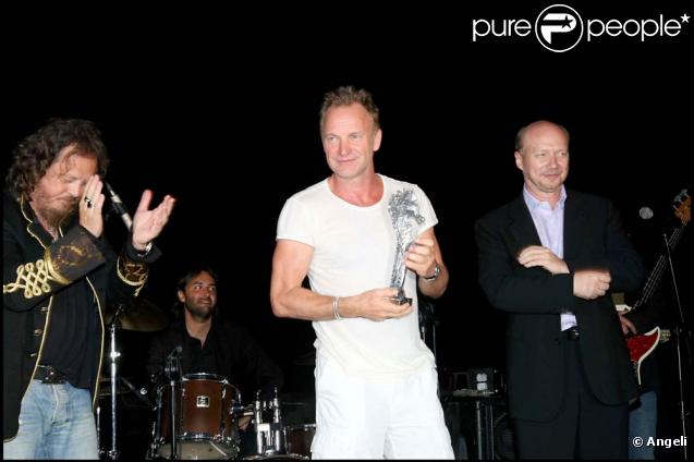 Sting honoré par Zucchero et Paul Haggis, lors du 7e Festival Global Music et Cinéma, à Ischia, en Italie, le 12 juillet 2009