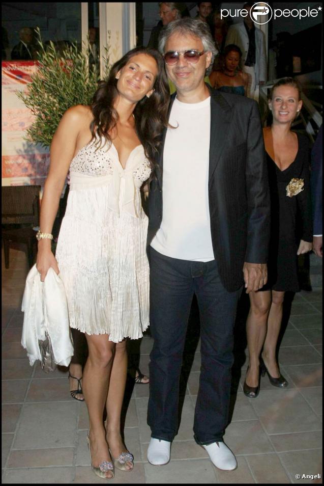 Andrea Bocelli et sa compagne Veronica Berti, lors du 7e Festival Global Music et Cinéma, à Ischia, en Italie, le 12 juillet 2009