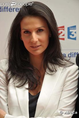Marie Drucker n'est pas seulement la nièce de. Aussi compétente que charmante, la jolie brune a tout a fait sa place sur France 2 ! Dans ses beaux yeux, l'info passe... beaucoup mieux !