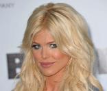Victoria Silvstedt est la bimbo par excellence. Mais pour Dechavanne, elle est aussi fidèle que son petit chien. Tourner des lettres en micro-jupe... facile pour cette poupée siliconnée ! 