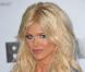 Victoria Silvstedt est la bimbo par excellence. Mais pour Dechavanne, elle est aussi fidèle que son petit chien. Tourner des lettres en micro-jupe... facile pour cette poupée siliconnée ! 