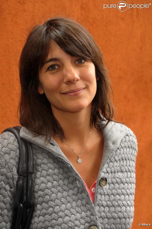 Fan de poker et Accro au foot... Estelle Denis ou la femme rêvée de tous les hommes. Mais dommage pour vous messieurs, le coeur de la jolie brune est à Raymond Domenech à... 100 % ! 
