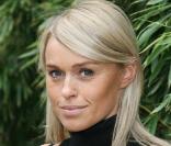 Cécile de Ménibus adore jouer les blondes potiches. Mais derrière ses jolies formes et sa crinière blonde, il y en a la dessous ! Aujourd'hui, terminé Cauet elle est au côté de Morandini sur Direct 8 ! 