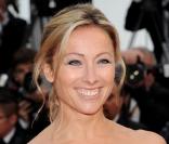 La jolie Anne-Sophie Lapix est pour la troisième année à la tête de Dimanche +. Grâce à elle, même lorsqu'il fait gris, ce rendez-vous dominical est toujours ensoleillé !