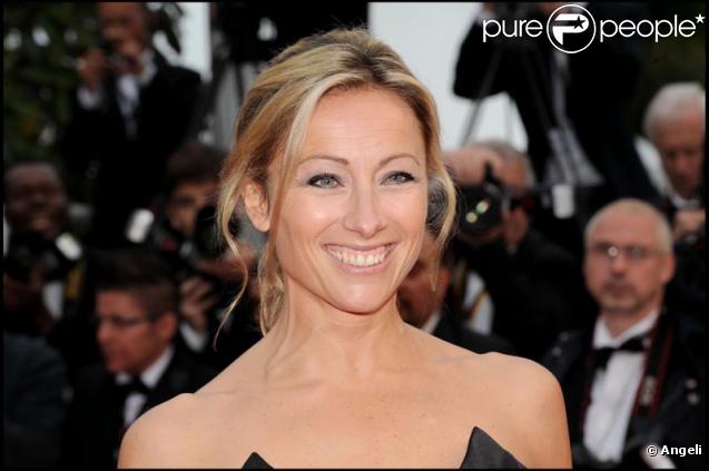 La jolie Anne-Sophie Lapix est pour la troisième année à la tête de Dimanche +. Grâce à elle, même lorsqu'il fait gris, ce rendez-vous dominical est toujours ensoleillé !
