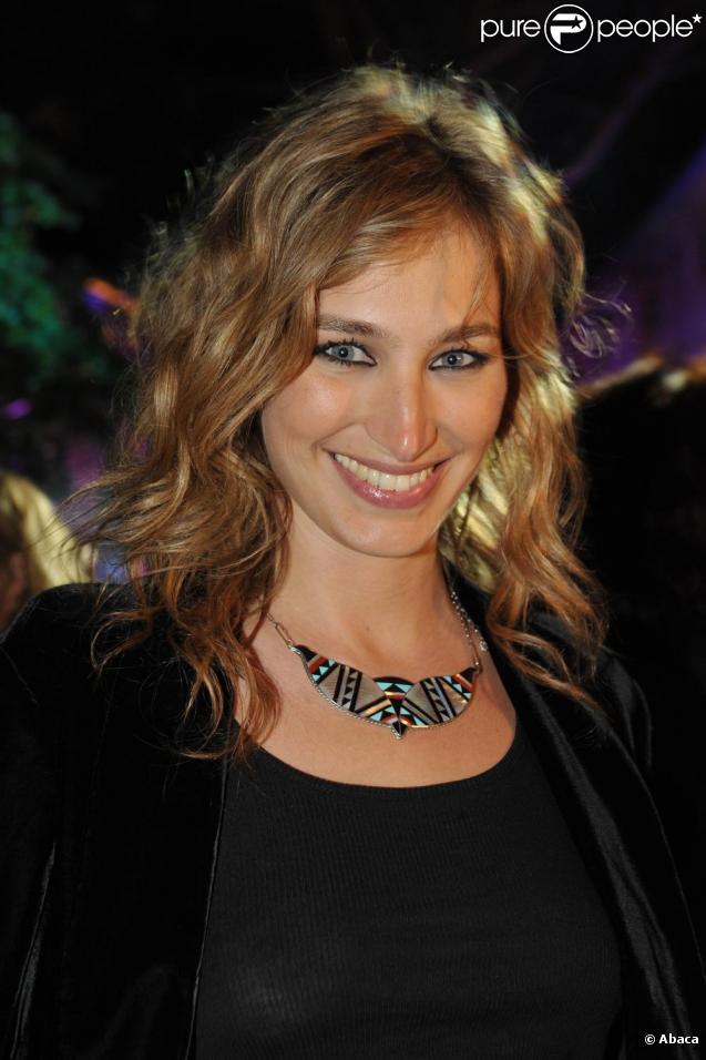 Ex-Miss Météo du Grand Journal, Pauline Lefèvre est aujourd'hui  chroniqueuse Tout le monde il est beau, tout le monde il est gentil !