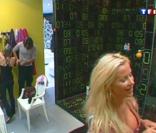 Didier et Elise ont surpris... d'étranges bruits venant des toilettes dans lesquels se trouvent Angie et Romain !