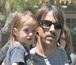 Anthony Kiedis et son fils Everly Bear à Malibu le 12 juillet 2009