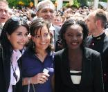 Rama Yade pose avec d'autres invités, lors de la Garden Party à l'Elysée, le 14 juillet 2009 !