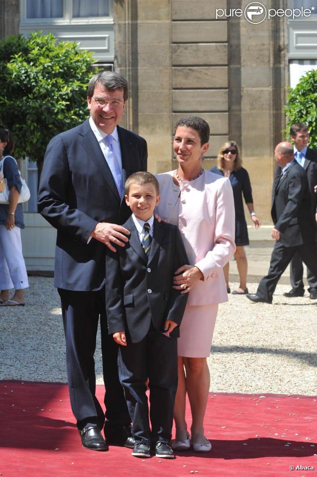 Xavier Darcos, son épouse Laure et leur fils, lors de la Garden Party à l'Elysée, le 14 juillet 2009 !