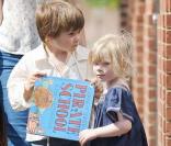 Claudia Schiffer dépose ses deux enfants Casper et Clementine à l'école à Londres le 25 juin 2009