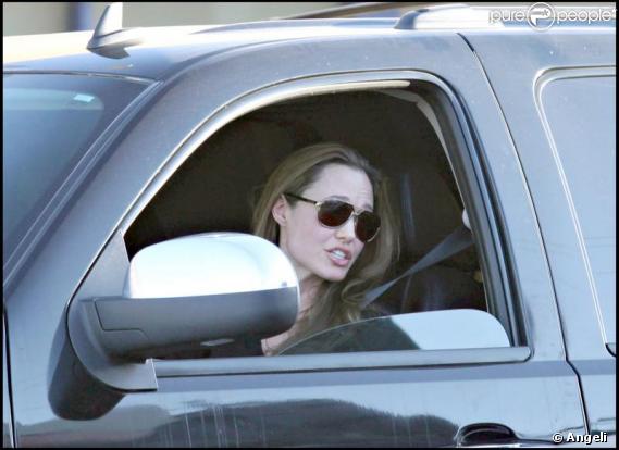 Angelina Jolie en voiture à Beverly Hills le 12 juillet 2009