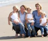 Maxima et Willem-Alexander des Pays-Bas avec leurs trois princesses, Catharina-Amalia, Alexia et Ariane, sur la plaged e leur ville de Wassenaar, le 20 juillet 2009