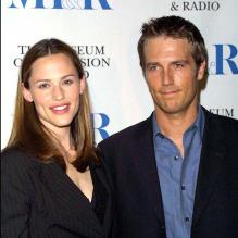 Dans Alias, Jennifer Garner est un agent secret très... très sexy ! Michael Vartan ne tarde pas à tomber sous le charme de la jolie espionne.