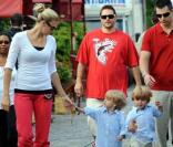 Kevin Federline s'amuse dans un parc parisien avec ses deux fils Jayden James et Sean Preston (qu'il a eu avec Britney Spears) le 7 juillet 2009