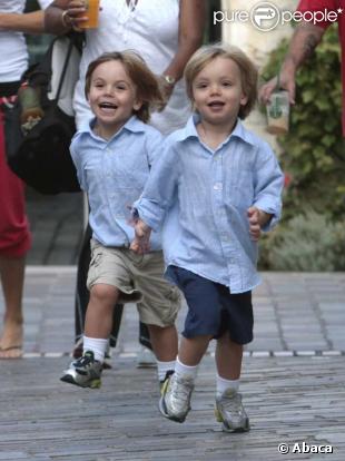 Kevin Federline s'amuse dans un parc parisien avec ses deux fils Jayden James et Sean Preston (qu'il a eu avec Britney Spears) le 7 juillet 2009